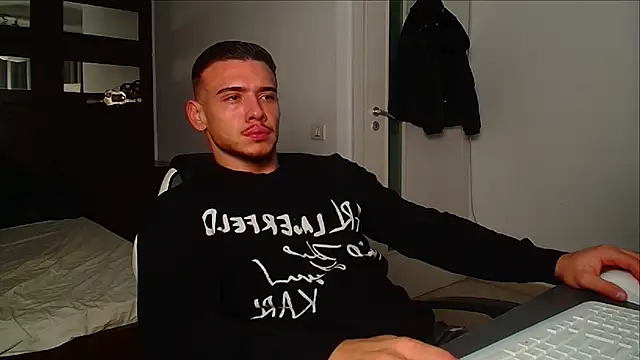 Snapshot of ElijahThorne chatting on 11-29-25, 05:32 ElijahThorne online show from 11-29-25, 05:32