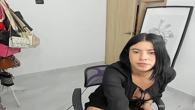 Snapshot of BlueMC01 chatting on 12-18-25, 04:57 BlueMC01 online show from 12-18-25, 04:57