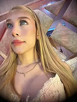 valeryfox   online show from 04-23-26, 12:45