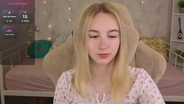 Snapshot of Shy_Polly chatting on 06-12-26, 12:09 Shy Polly online show from 06-12-26, 12:09