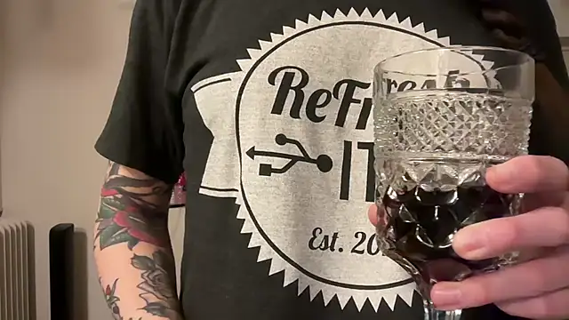 Snapshot of MissGoldenCartier chatting on 01-10-26, 05:31 MissGoldenCartier online show from 01-10-26, 05:31