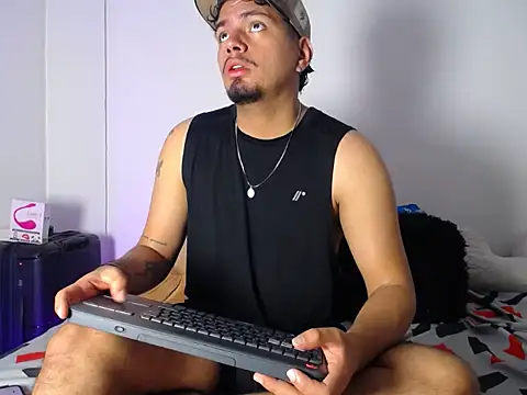 Snapshot of Henry_villa23 chatting on 11-24-25, 04:45 Henry villa23 online show from 11-24-25, 04:45