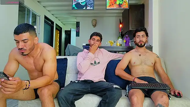 Snapshot of heteros_curious chatting on 12-16-25, 12:37 heteros curious online show from 12-16-25, 12:37