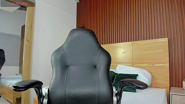 Snapshot of zully28_ chatting on 11-27-25, 12:07 zully28 online show from 11-27-25, 12:07