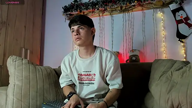 Snapshot of steveen_universe28 chatting on 12-16-25, 01:10 steveen universe28 online show from 12-16-25, 01:10