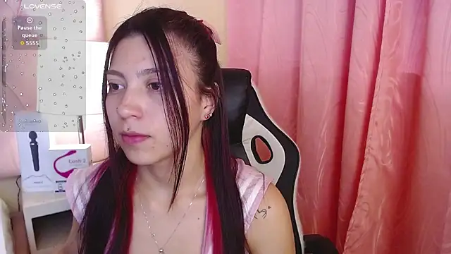 Snapshot of Hillary_Thomson chatting on 12-17-25, 03:29 Hillary Thomson online show from 12-17-25, 03:29