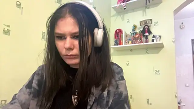 Snapshot of TraceeSchutt chatting on 12-04-25, 12:14 TraceeSchutt online show from 12-04-25, 12:14