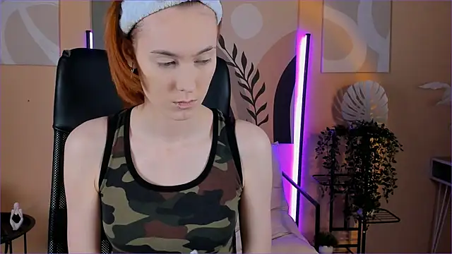 Snapshot of SierraHarper chatting on 12-16-25, 04:23 SierraHarper online show from 12-16-25, 04:23