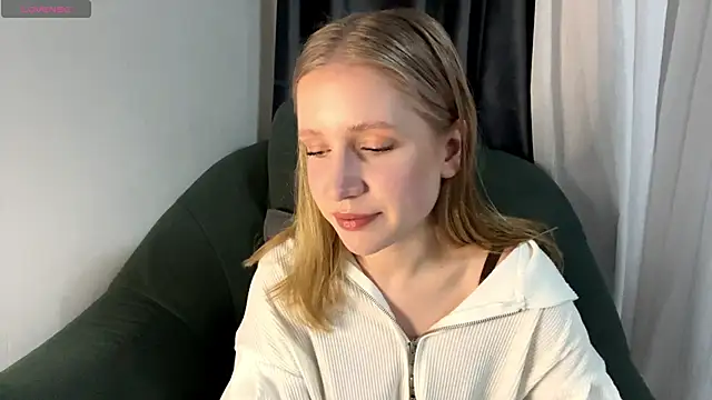 Snapshot of Alice_meow15 chatting on 12-15-25, 08:24 Alice meow15 online show from 12-15-25, 08:24