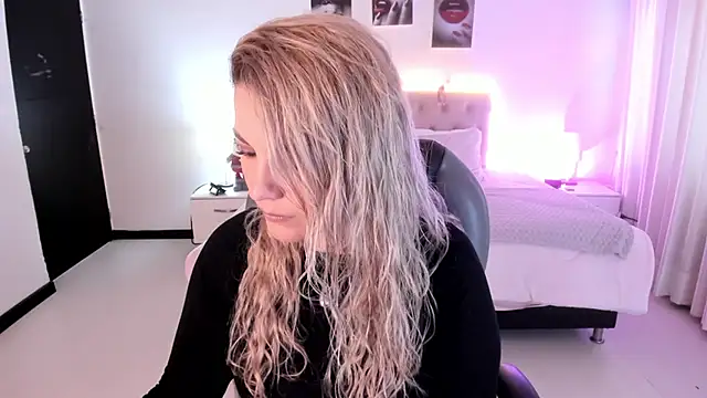 Snapshot of Violeta_Hotter chatting on 11-27-25, 11:12 Violeta Hotter online show from 11-27-25, 11:12