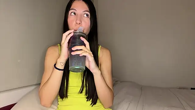 Snapshot of heyitsmia chatting on 12-04-25, 12:53 heyitsmia online show from 12-04-25, 12:53