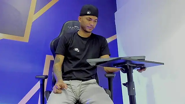 Snapshot of hot_guy_sweet chatting on 12-18-25, 05:24 hot guy sweet online show from 12-18-25, 05:24