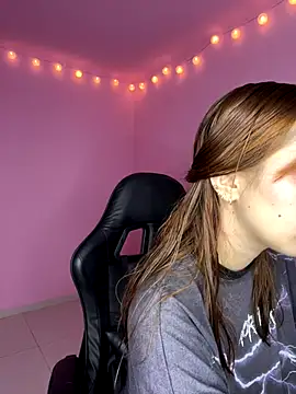 Snapshot of Davne_ chatting on 12-15-25, 09:19 Davne online show from 12-15-25, 09:19