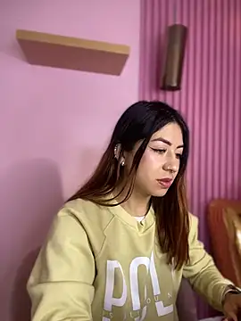 Snapshot of MaddieHunter chatting on 12-17-25, 01:17 MaddieHunter online show from 12-17-25, 01:17