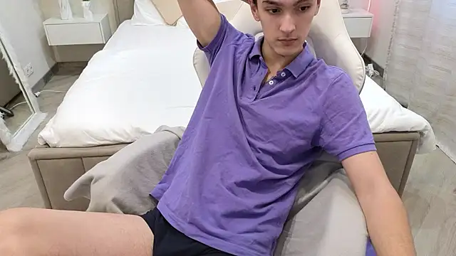 Snapshot of MoonlinSkinn chatting on 12-04-25, 08:01 MoonlinSkinn online show from 12-04-25, 08:01