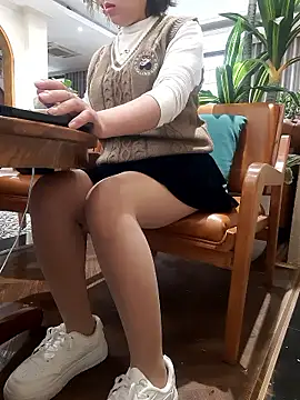 Snapshot of Bea_219 chatting on 11-27-25, 06:37 Bea 219 online show from 11-27-25, 06:37