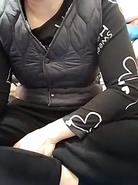 Snapshot of HanniZii chatting on 12-15-25, 01:54 HanniZii online show from 12-15-25, 01:54