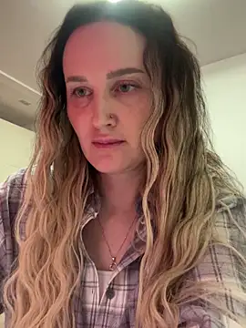 Snapshot of TomilaSi chatting on 11-25-25, 06:52 TomilaSi online show from 11-25-25, 06:52