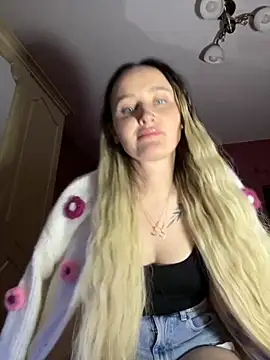 Snapshot of TomilaSi chatting on 12-03-25, 08:18 TomilaSi online show from 12-03-25, 08:18