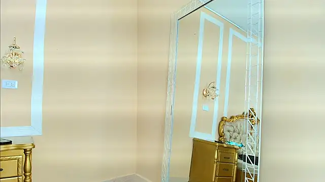 Snapshot of HallieStone chatting on 12-15-25, 03:05 HallieStone online show from 12-15-25, 03:05