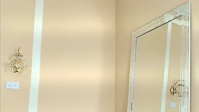 Snapshot of HallieStone chatting on 12-16-25, 02:22 HallieStone online show from 12-16-25, 02:22