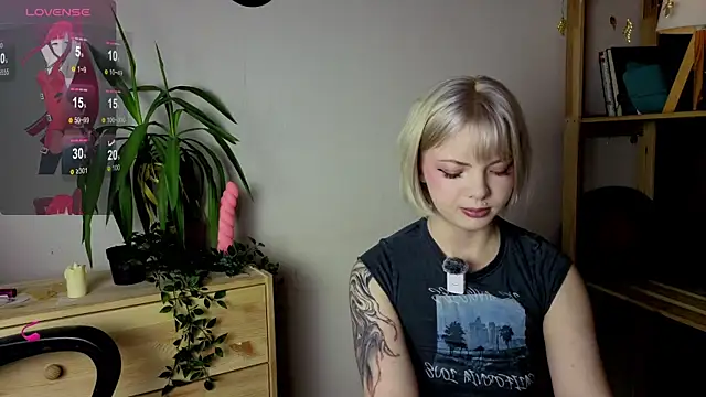 Snapshot of Me1inMonro chatting on 11-28-25, 05:32 Me1inMonro online show from 11-28-25, 05:32