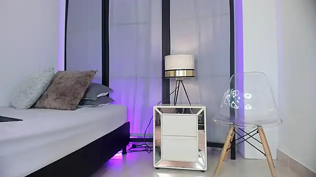 niicole steele  online show from 12-18-25, 07:09