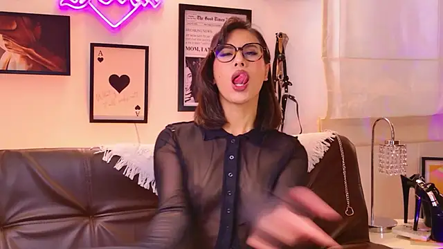 Snapshot of Rue_Bellafire chatting on 12-04-25, 05:32 Rue Bellafire online show from 12-04-25, 05:32