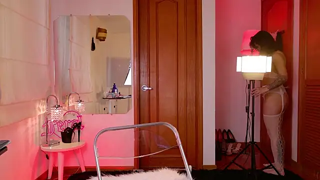 Rue Bellafire online show from 04-17-26, 08:34