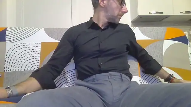 Snapshot of Eroshotlicker chatting on 12-19-25, 09:33 Eroshotlicker online show from 12-19-25, 09:33