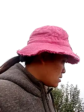 Snapshot of hey-bana chatting on 12-16-25, 01:43 hey-bana online show from 12-16-25, 01:43