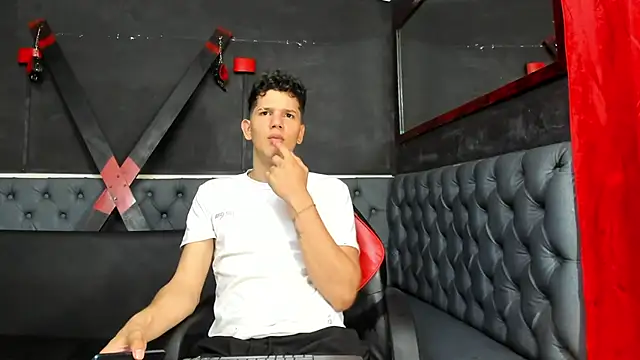 Snapshot of Erick_white chatting on 12-16-25, 02:44 Erick white online show from 12-16-25, 02:44