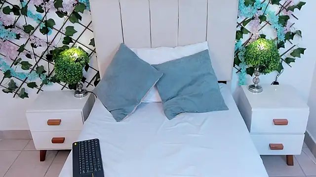 Snapshot of CharlotteBlossom chatting on 12-01-25, 08:25 CharlotteBlossom online show from 12-01-25, 08:25