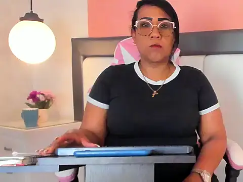 Snapshot of KarolWest_ chatting on 12-16-25, 11:59 KarolWest online show from 12-16-25, 11:59