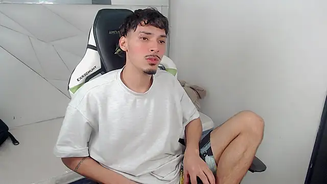 Snapshot of Yankeee_ chatting on 11-26-25, 04:13 Yankeee online show from 11-26-25, 04:13