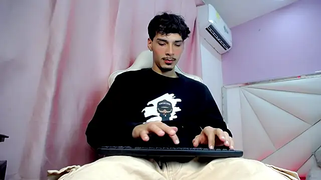 Snapshot of Yankeee_ chatting on 12-14-25, 04:29 Yankeee online show from 12-14-25, 04:29