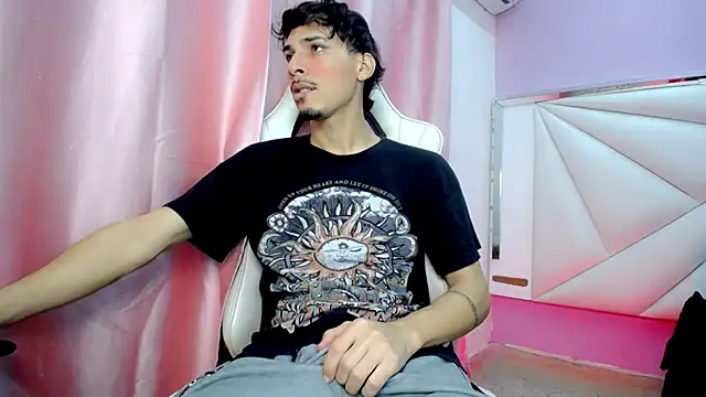 Snapshot of Yankeee_ chatting on 12-17-25, 06:30 Yankeee online show from 12-17-25, 06:30