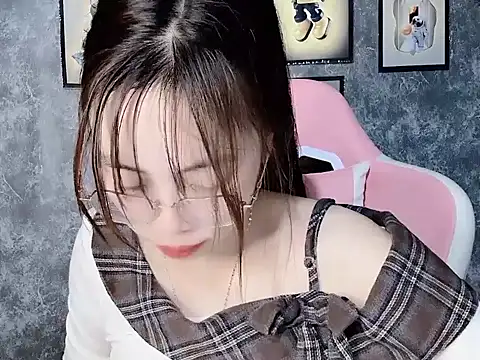 Snapshot of Aria5999 chatting on 12-13-25, 09:09 Aria5999 online show from 12-13-25, 09:09