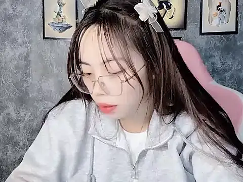 Snapshot of Aria5999 chatting on 12-15-25, 07:40 Aria5999 online show from 12-15-25, 07:40