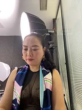 Snapshot of TL-46 chatting on 11-28-25, 07:44 TL-46 online show from 11-28-25, 07:44