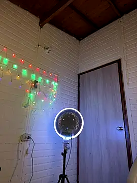 Snapshot of RosseBella_ chatting on 12-05-25, 12:52 RosseBella online show from 12-05-25, 12:52