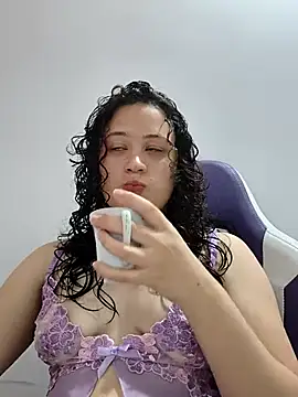Snapshot of Alana_444 chatting on 07-25-26, 04:21 Alana 444 online show from 07-25-26, 04:21