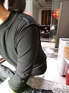 Snapshot of mimi2052 chatting on 12-18-25, 12:27 mimi2052 online show from 12-18-25, 12:27