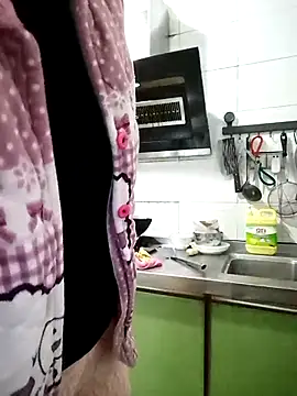 Snapshot of mimi2052 chatting on 12-18-25, 12:33 mimi2052 online show from 12-18-25, 12:33