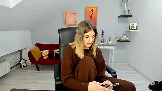 Snapshot of SarahOwenn chatting on 12-17-25, 08:15 SarahOwenn online show from 12-17-25, 08:15