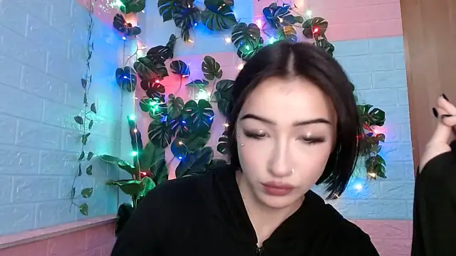 Snapshot of Sweeet_Sss chatting on 12-15-25, 01:48 Sweeet Sss online show from 12-15-25, 01:48