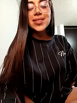 Snapshot of Violett__Rose chatting on 12-15-25, 02:16 Violett Rose online show from 12-15-25, 02:16