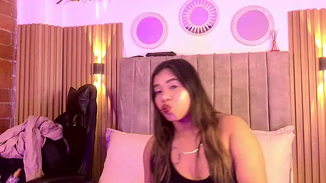 Snapshot of Lunaartistry chatting on 12-17-25, 03:01 Lunaartistry online show from 12-17-25, 03:01