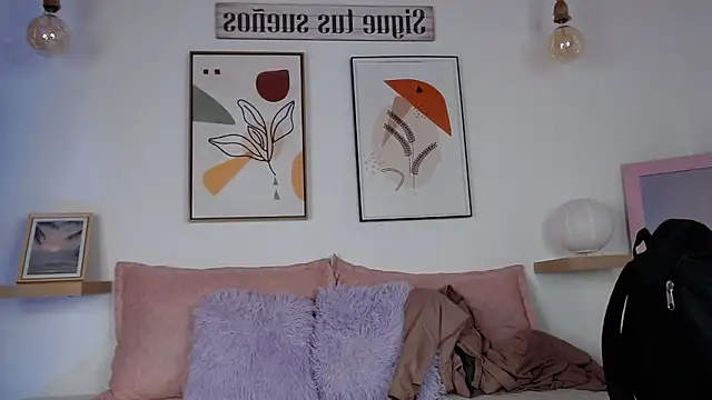 Snapshot of Lunaartistry chatting on 12-18-25, 03:01 Lunaartistry online show from 12-18-25, 03:01