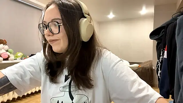 KerriMcbreen online show from 12-15-25, 03:44